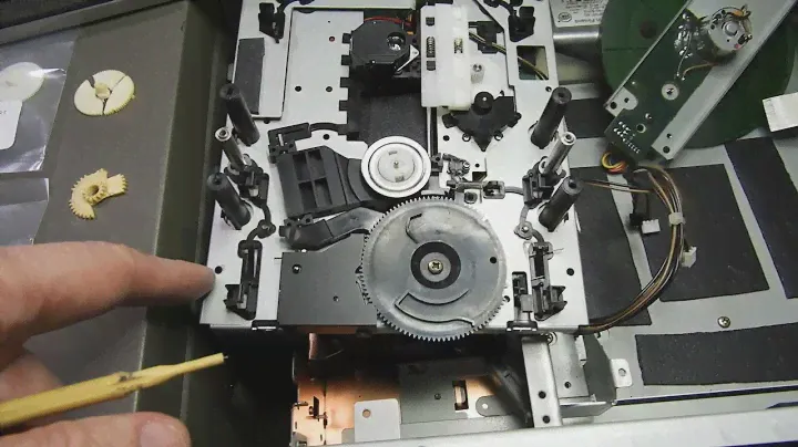 TEAC VRDS T1 Transport based on Sony KSS-240 laser mech - with typical crumbled gear problem...
