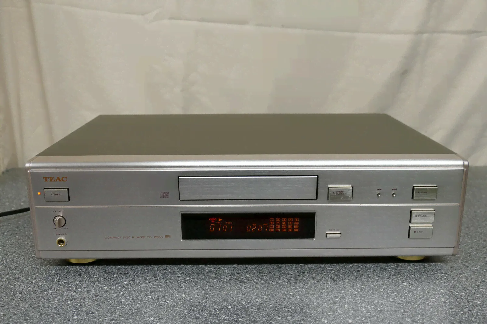 TEAC CD-Z500 hochwertiger CD-Player // Edelgerät in Silber / Champagner